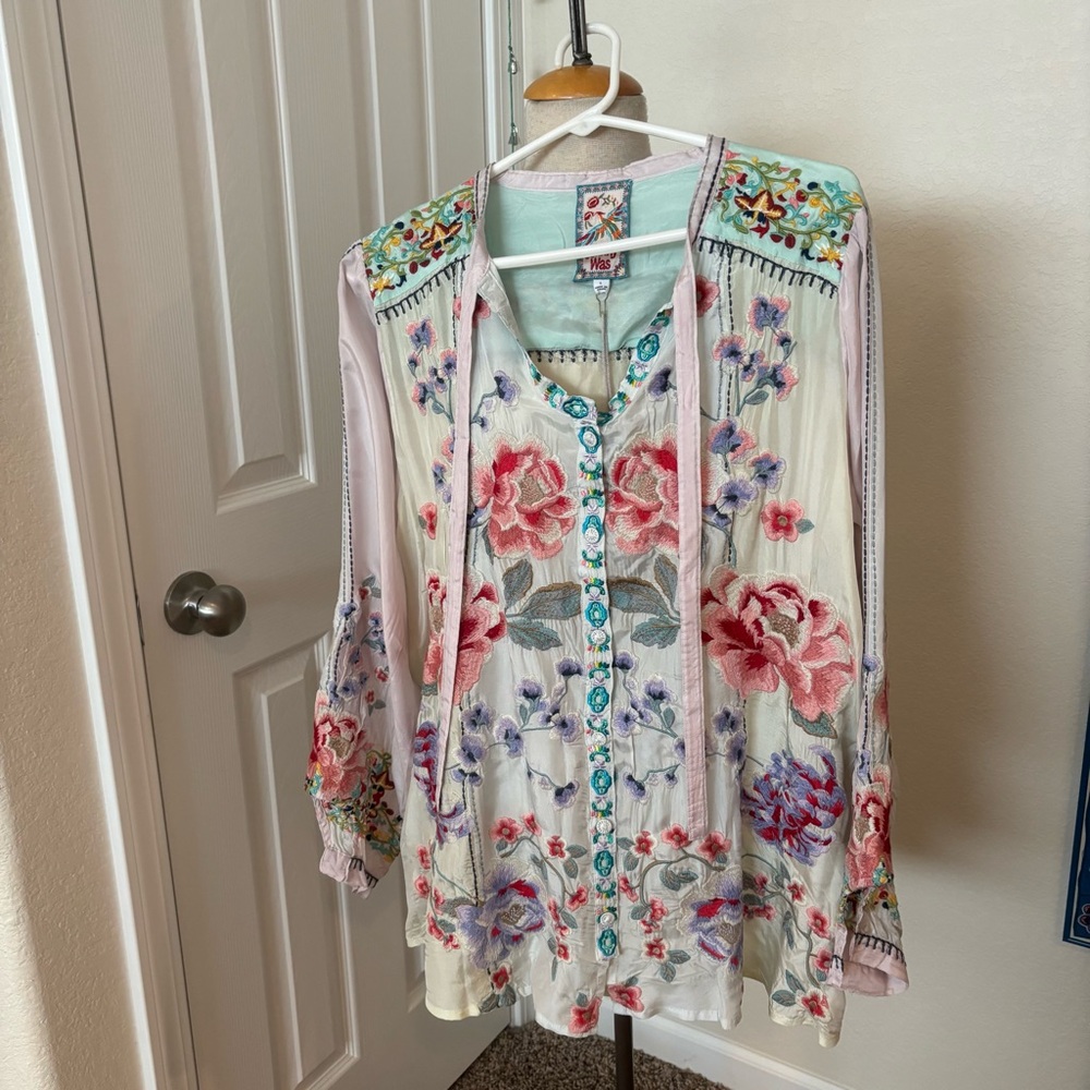 Be the Showstopper in this gorgeous blouse!